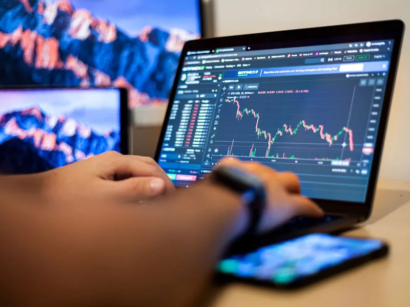 ما هي أفضل شركة تداول في الإمارات العربية المتحدة؟
